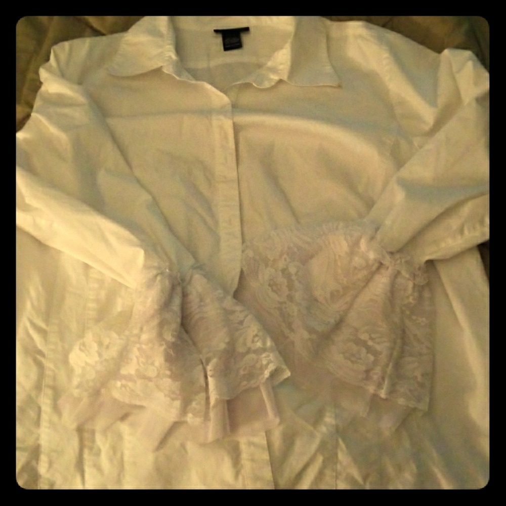 Blouse with ruffled sleeves